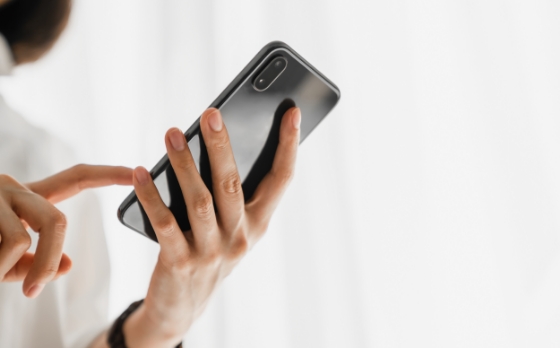 スマホを持つ手