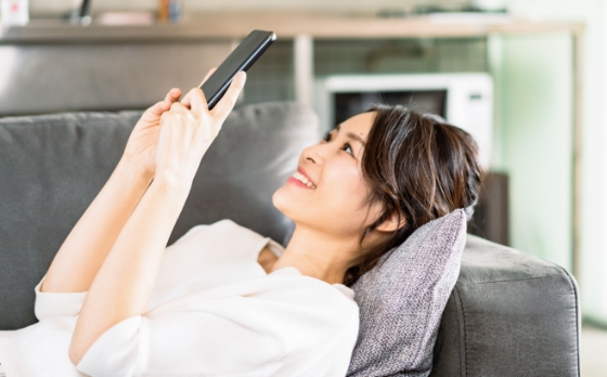 リラックスしてスマホを見ている女性
